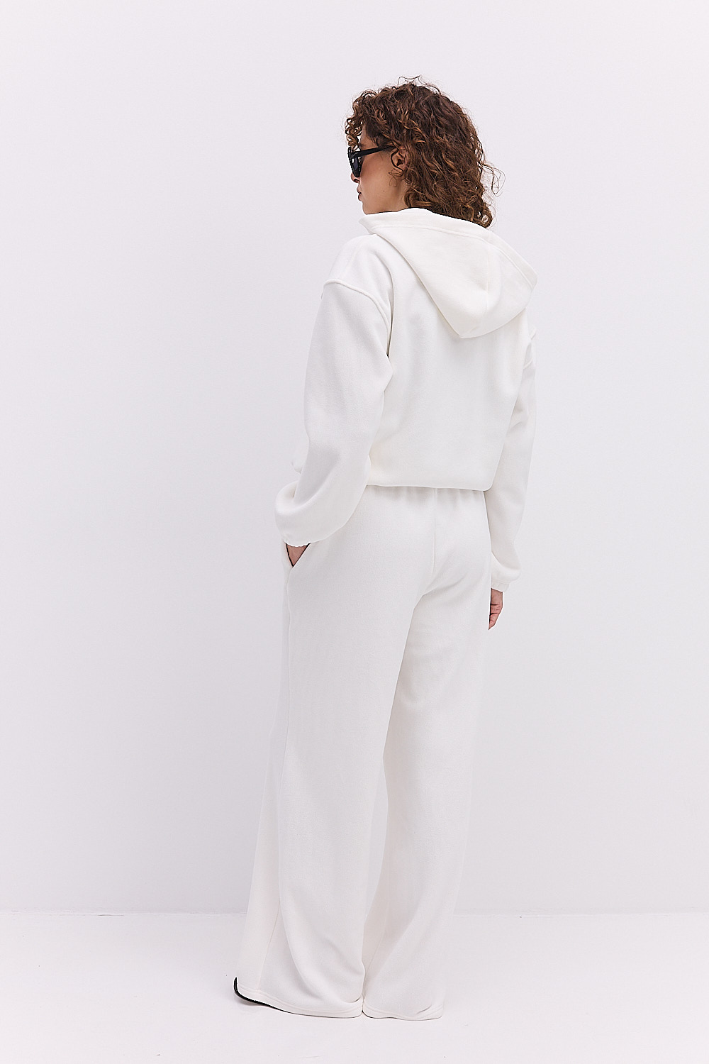 Жіночий спортивний костюм з флісу молочний з зіп-худі і прямими штанами