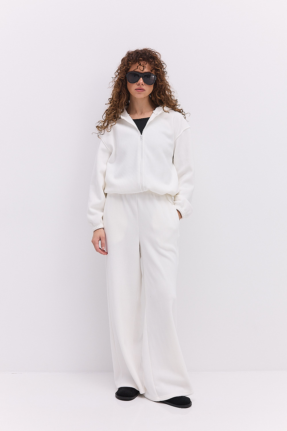 Жіночий спортивний костюм з флісу молочний з зіп-худі і прямими штанами