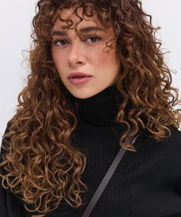 Жіночий трикотажний костюм з короткою спідницею чорний