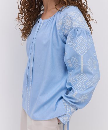 Жіноча вишиванка блакитна з молочною геометрією гладдю і зав'язками на манжетах