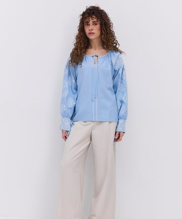 Жіноча вишиванка блакитна з молочною геометрією гладдю і зав'язками на манжетах