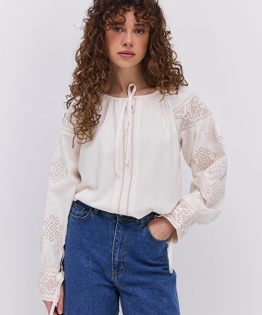 Жіноча вишиванка молочна з бежевою геометрією гладдю і зав'язками на манжетах