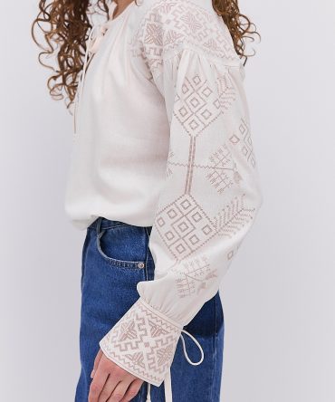 Жіноча вишиванка молочна з бежевою геометрією гладдю і зав'язками на манжетах