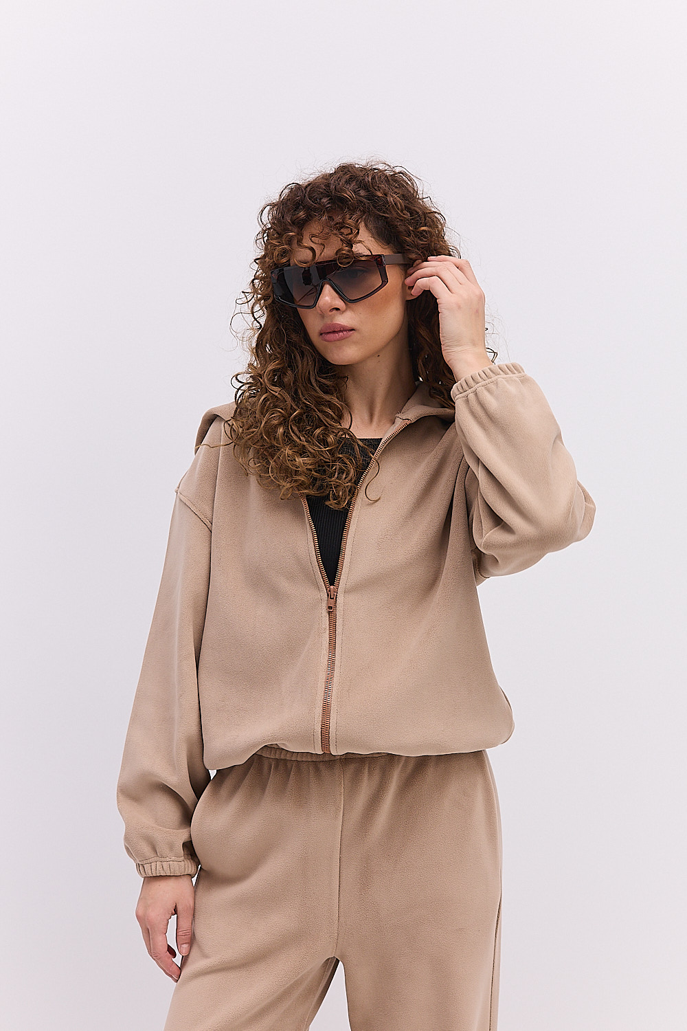 Жіночий спортивний костюм з флісу темно-бежевий з зіп-худі і прямими штанами