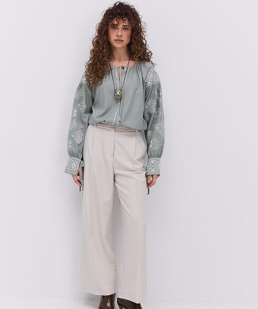 Жіноча вишиванка темно-оливкова з молочною геометрією гладдю і зав'язками на манжетах