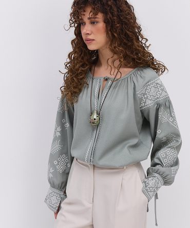 Жіноча вишиванка темно-оливкова з молочною геометрією гладдю і зав'язками на манжетах