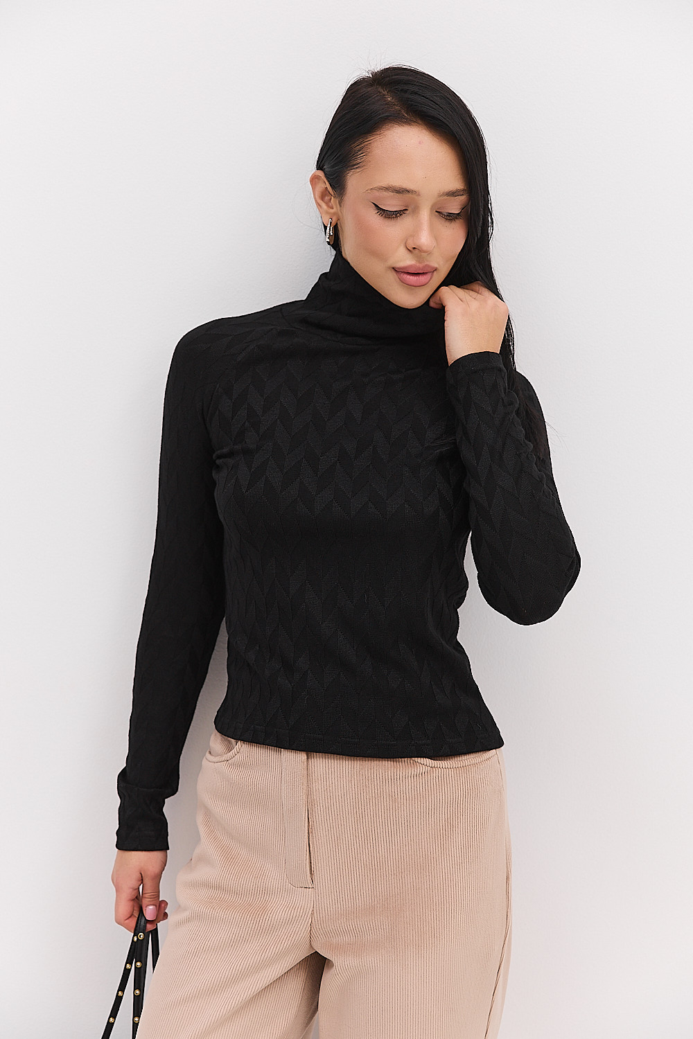 Жіночий теплий лонгслів з коміром-стійкою чорний в ромби