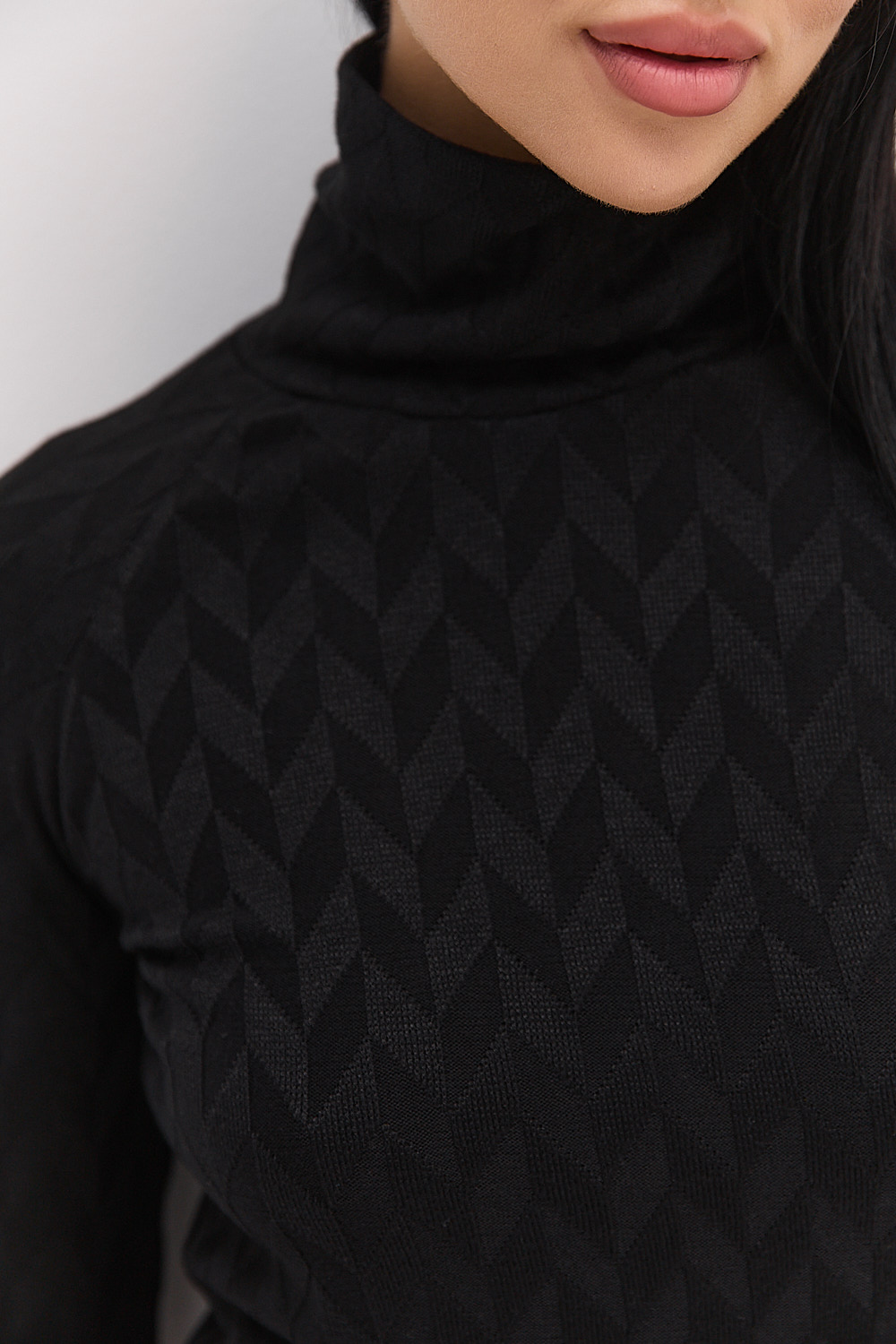 Жіночий теплий лонгслів з коміром-стійкою чорний в ромби