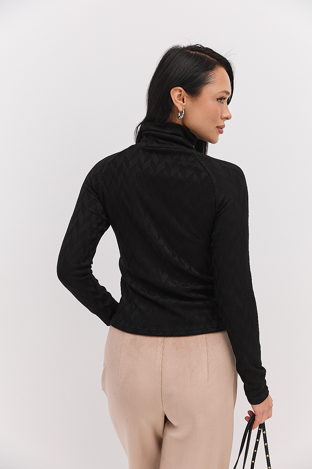 Жіночий теплий лонгслів з коміром-стійкою чорний в ромби