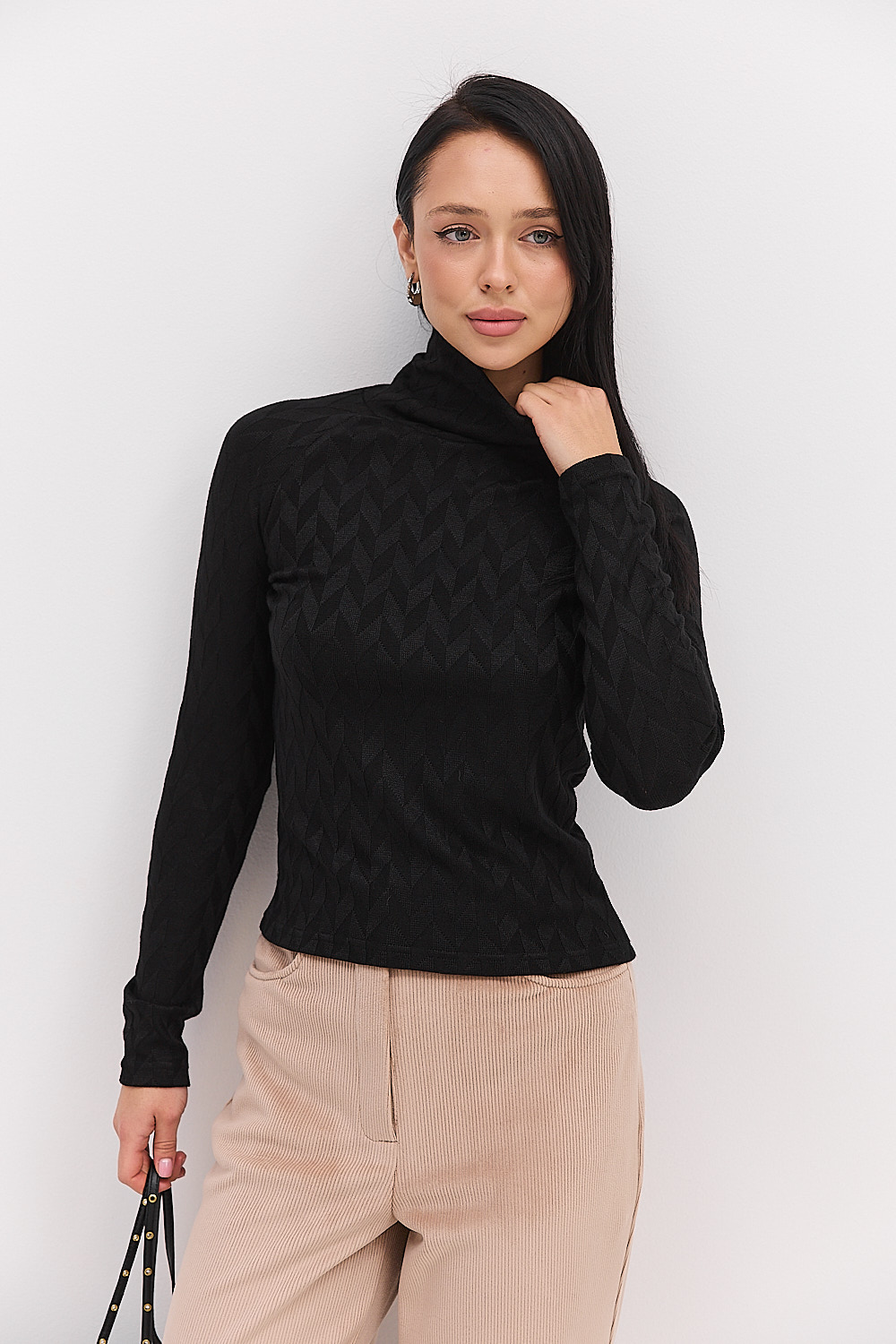 Жіночий теплий лонгслів з коміром-стійкою чорний в ромби