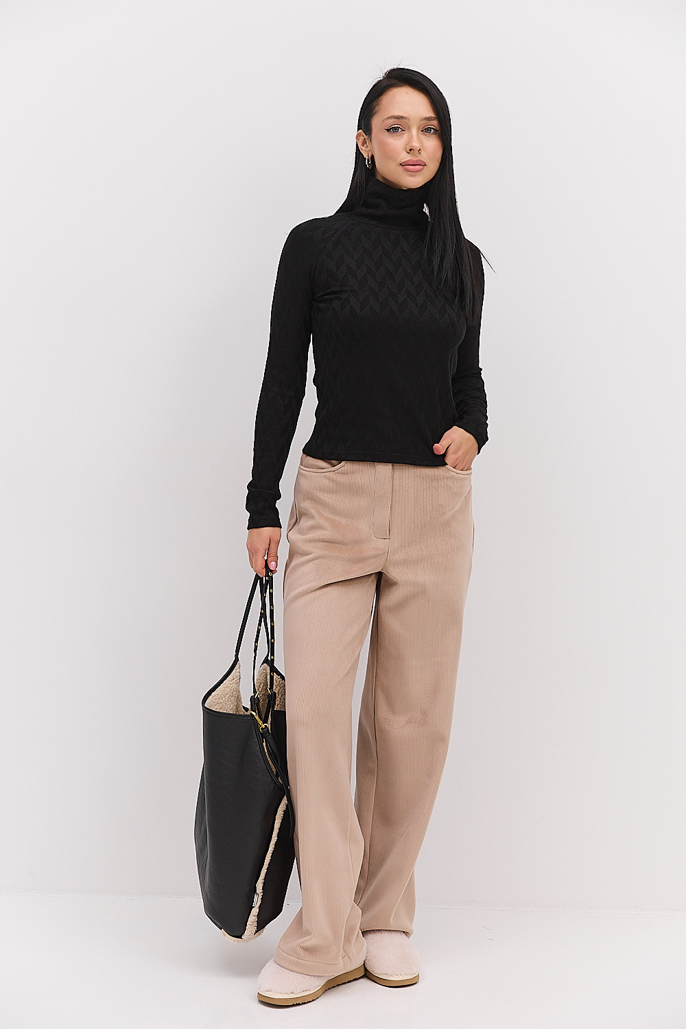 Жіночий теплий лонгслів з коміром-стійкою чорний в ромби