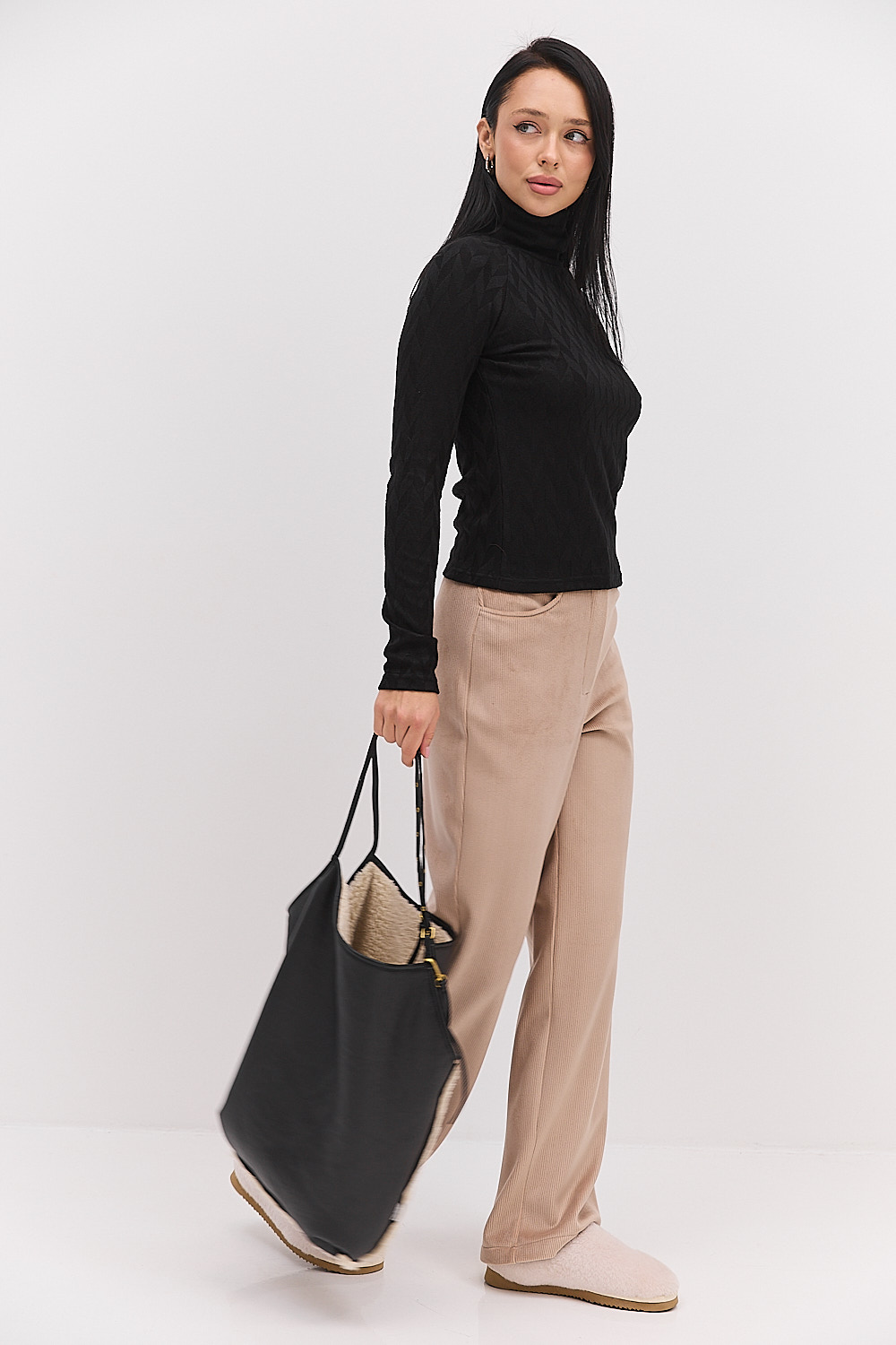 Жіночий теплий лонгслів з коміром-стійкою чорний в ромби