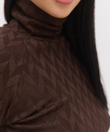 Жіночий теплий лонгслів з коміром-стійкою шоколадний в ромби