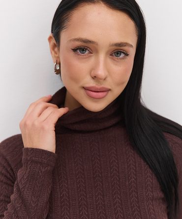 Жіночий теплий лонгслів з коміром-стійкою шоколадний в «ялинку»