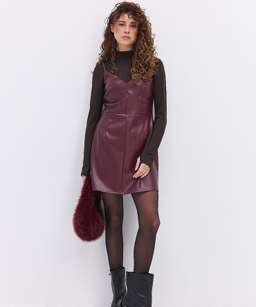Коротка шкіряна сукня на тонких бретелях бордова