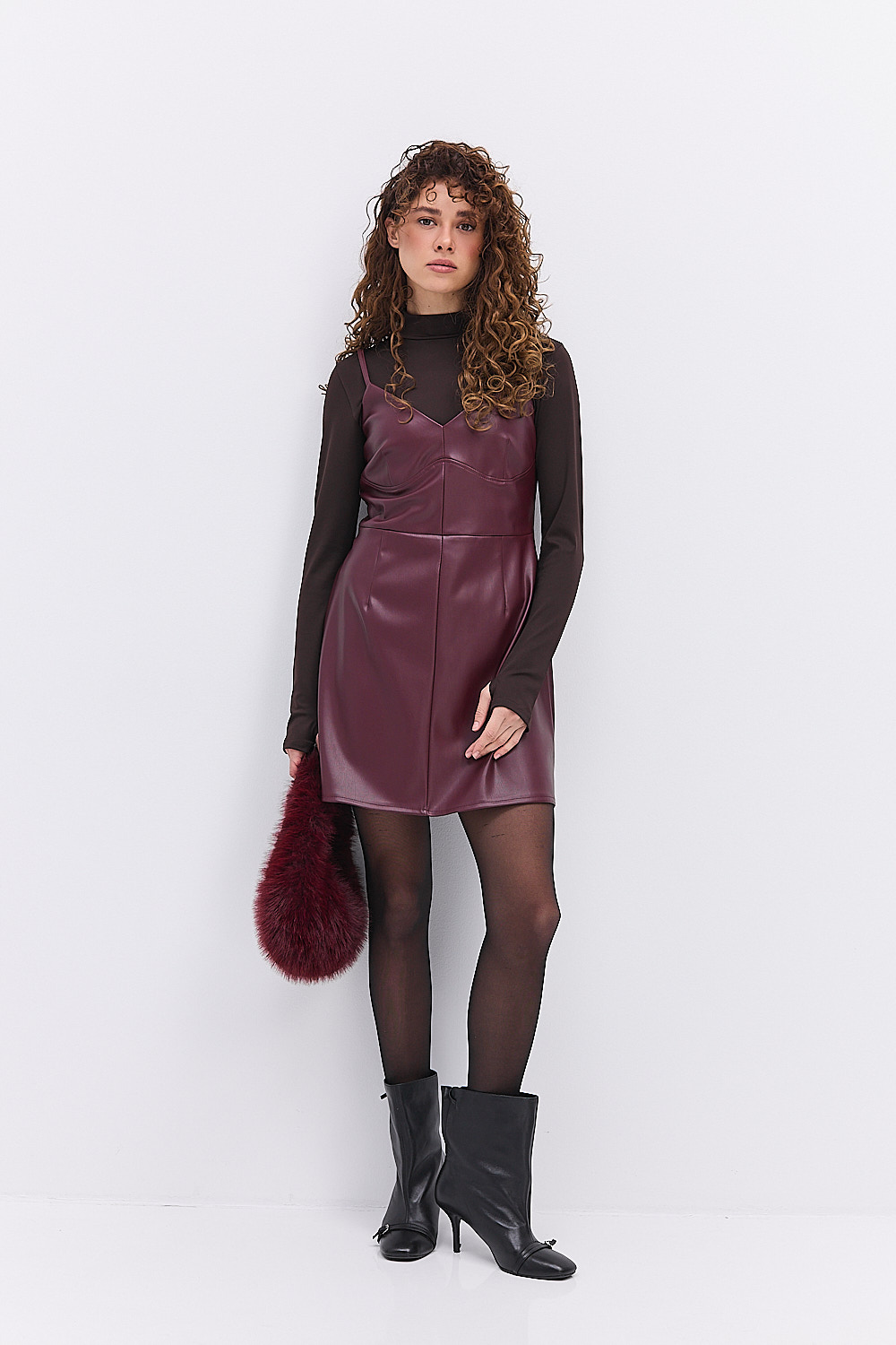 Коротка шкіряна сукня на тонких бретелях бордова