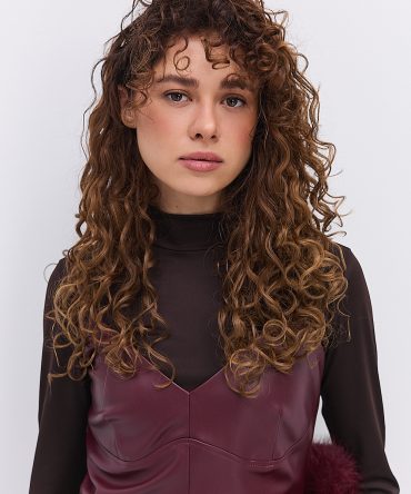 Коротка шкіряна сукня на тонких бретелях бордова