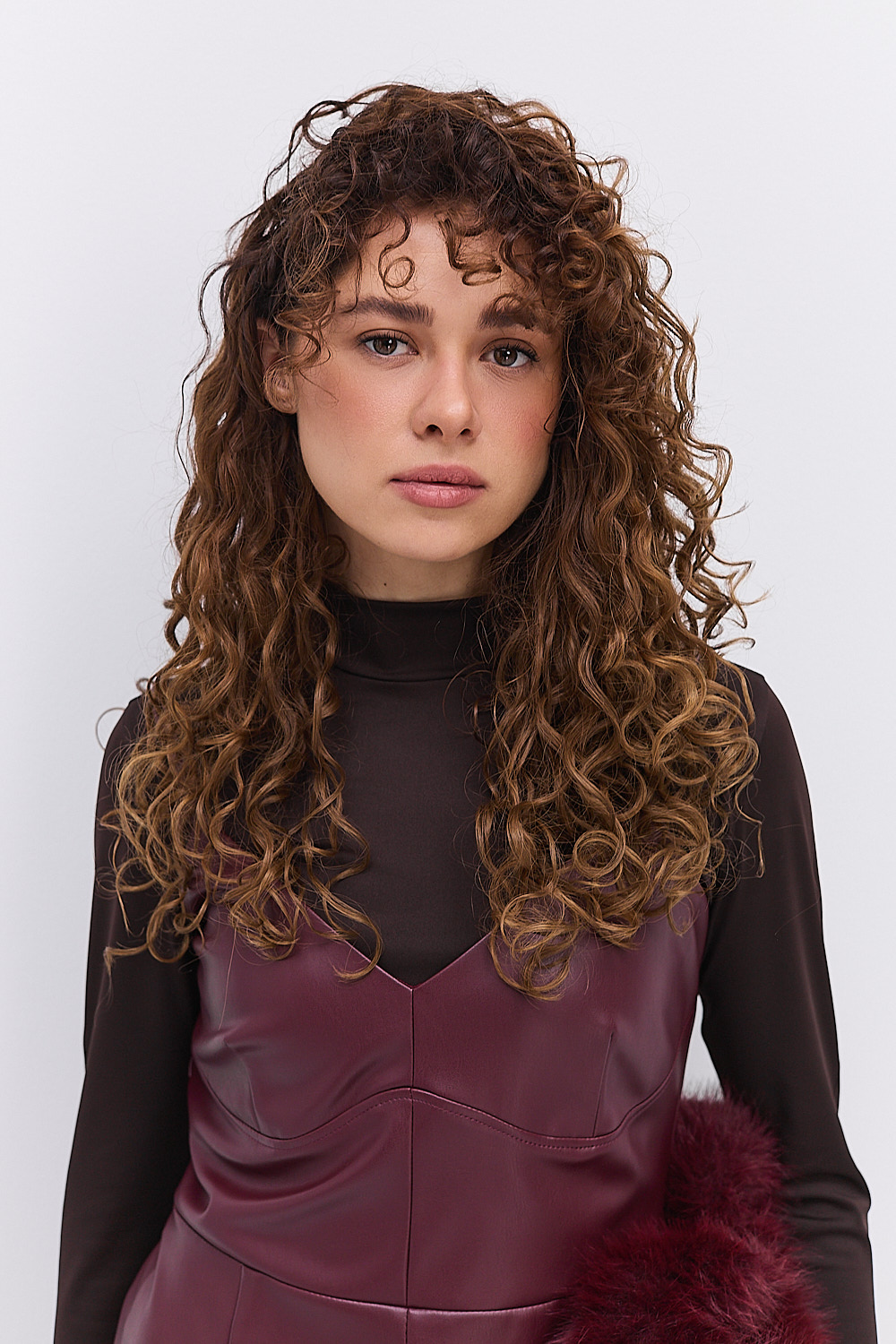 Коротка шкіряна сукня на тонких бретелях бордова