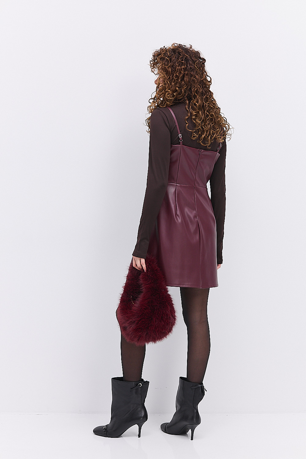 Коротка шкіряна сукня на тонких бретелях бордова