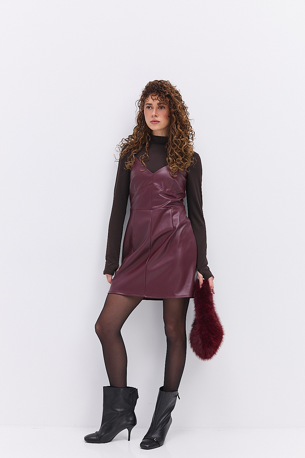 Коротка шкіряна сукня на тонких бретелях бордова