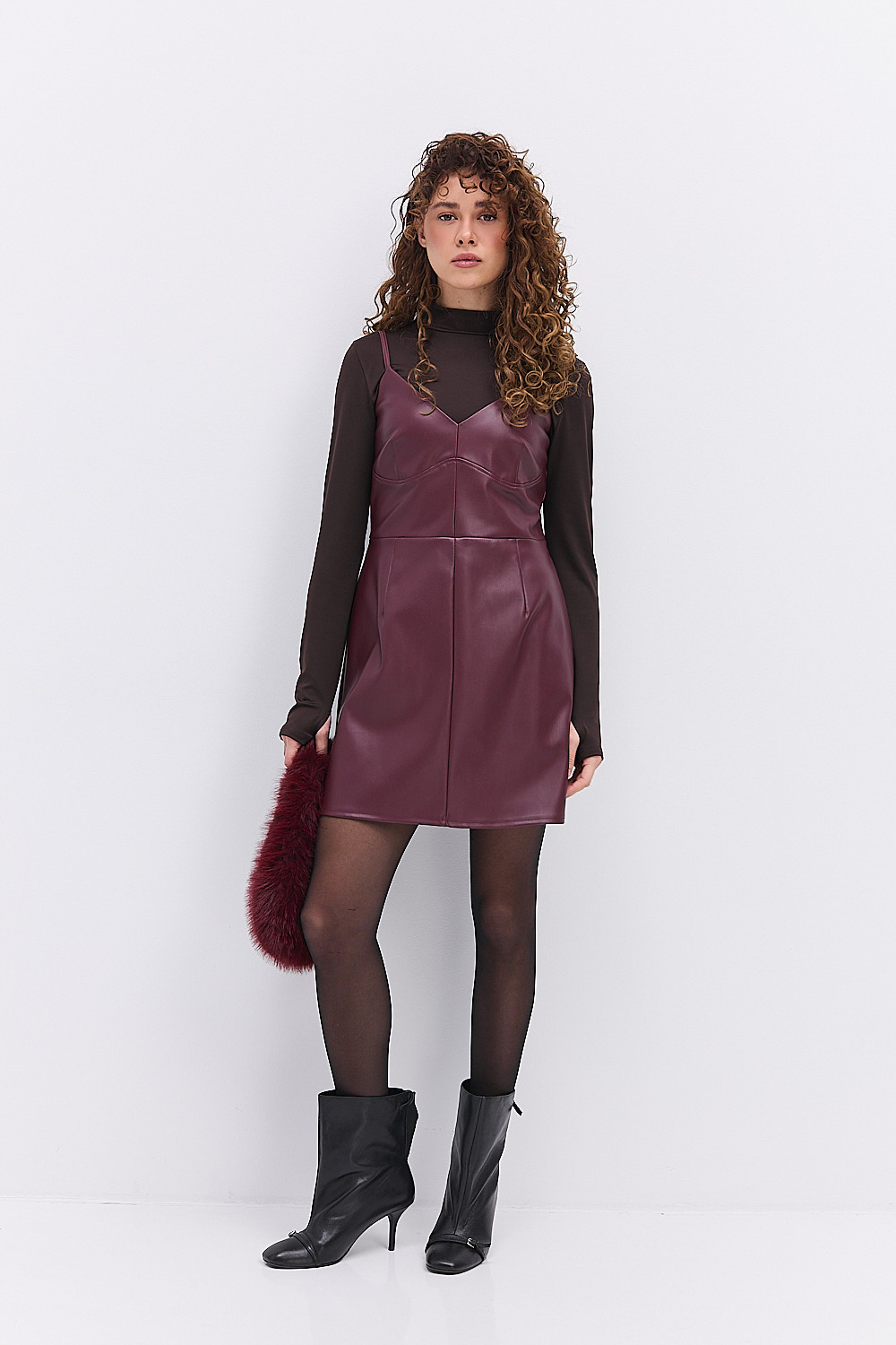 Коротка шкіряна сукня на тонких бретелях бордова