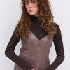 Коротка шкіряна сукня на тонких бретелях коричнева
