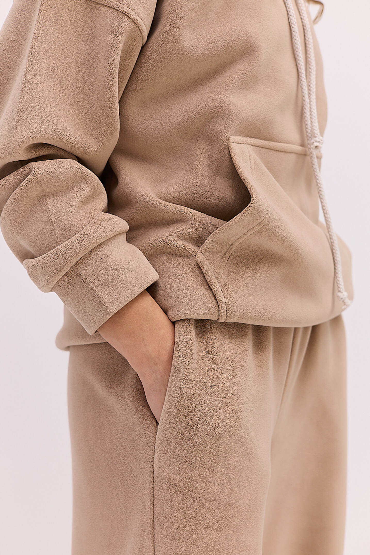 Жіночий флісовий костюм у спортивному стилі темно-бежевий