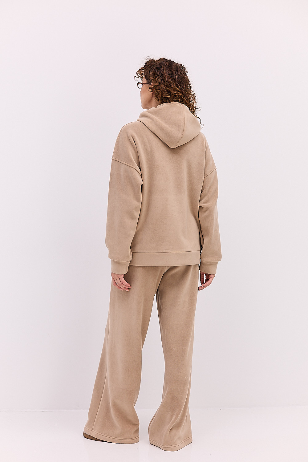 Жіночий флісовий костюм у спортивному стилі темно-бежевий