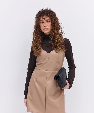 Коротка шкіряна сукня на тонких бретелях світло-бежева