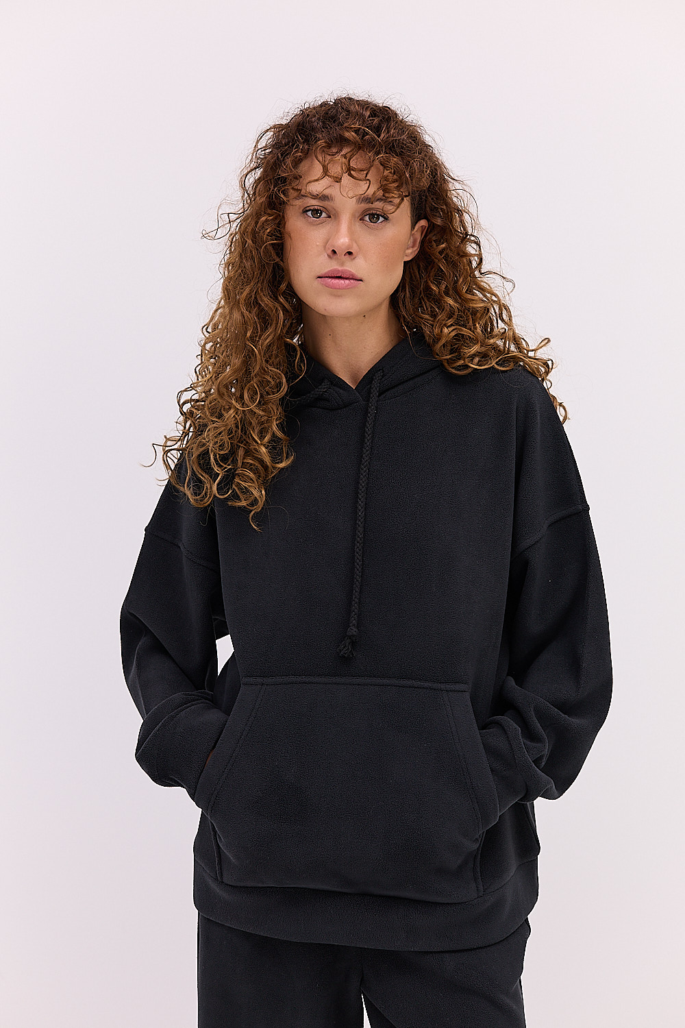 Жіночий флісовий костюм у спортивному стилі чорний