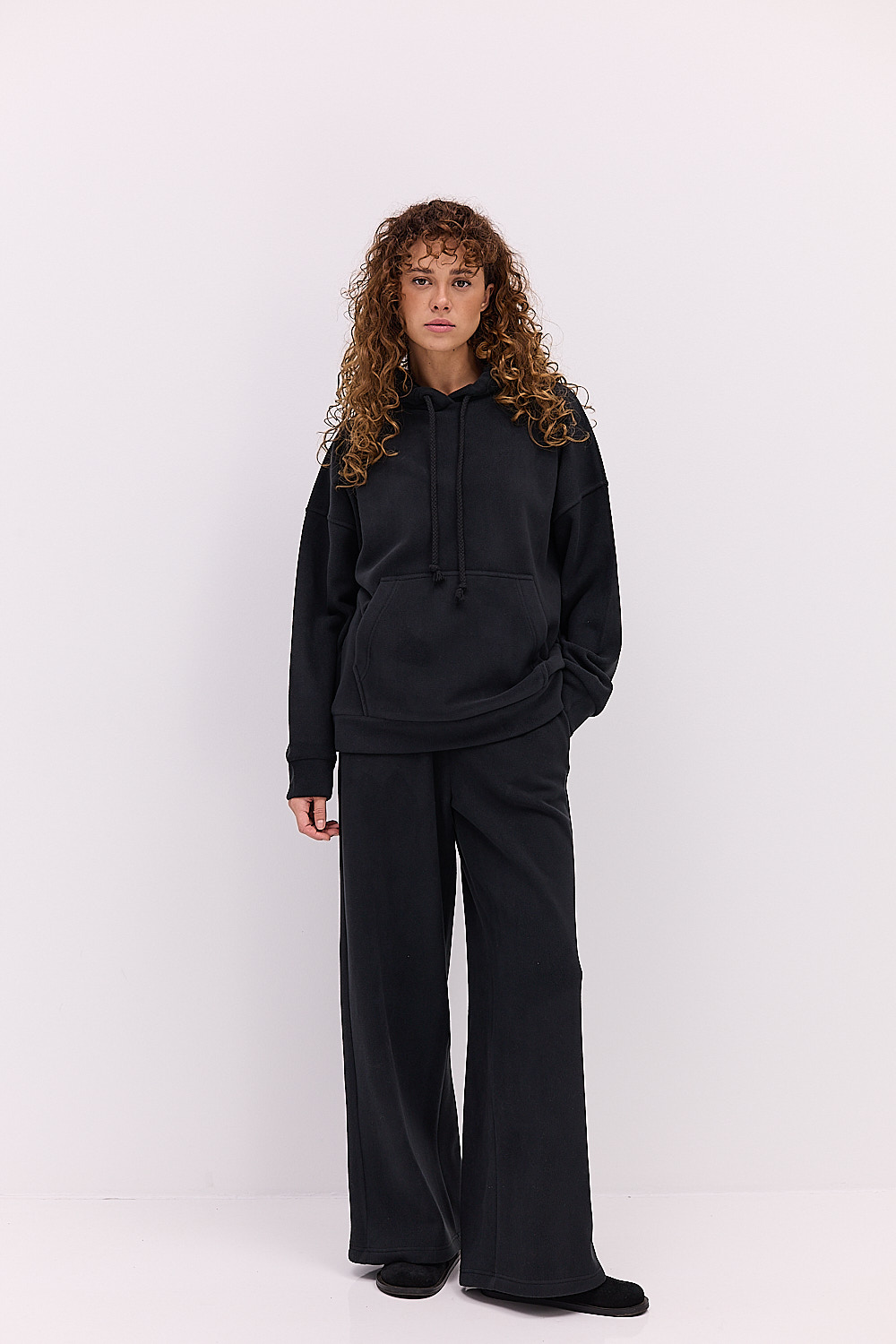 Жіночий флісовий костюм у спортивному стилі чорний