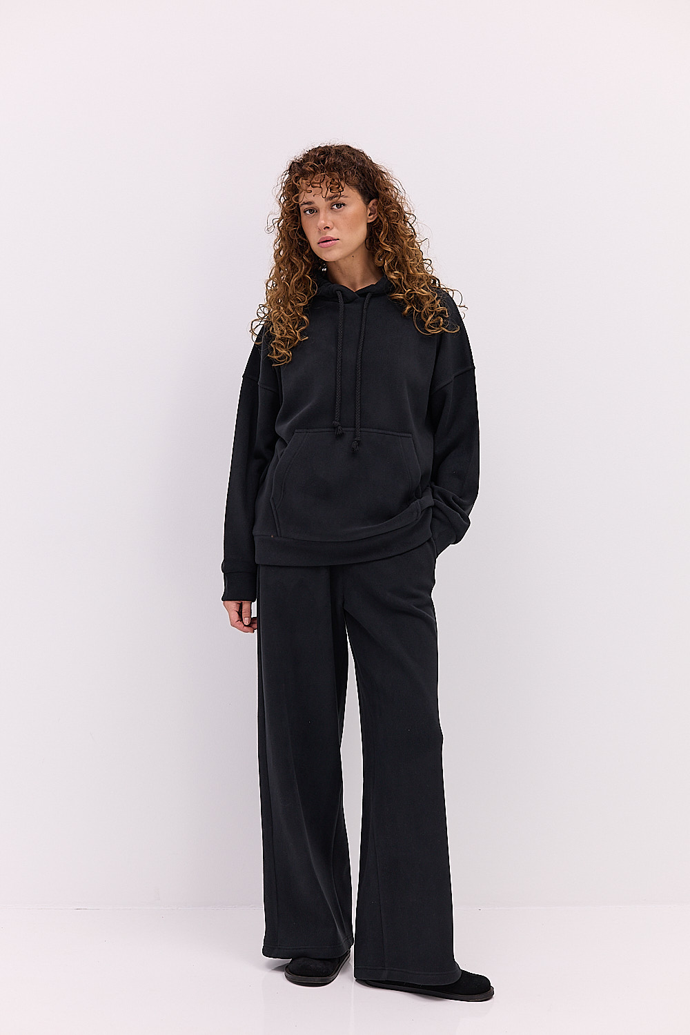 Жіночий флісовий костюм у спортивному стилі чорний