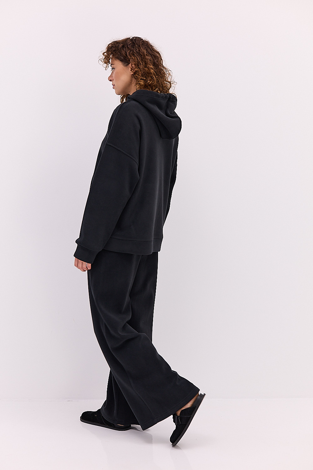 Жіночий флісовий костюм у спортивному стилі чорний