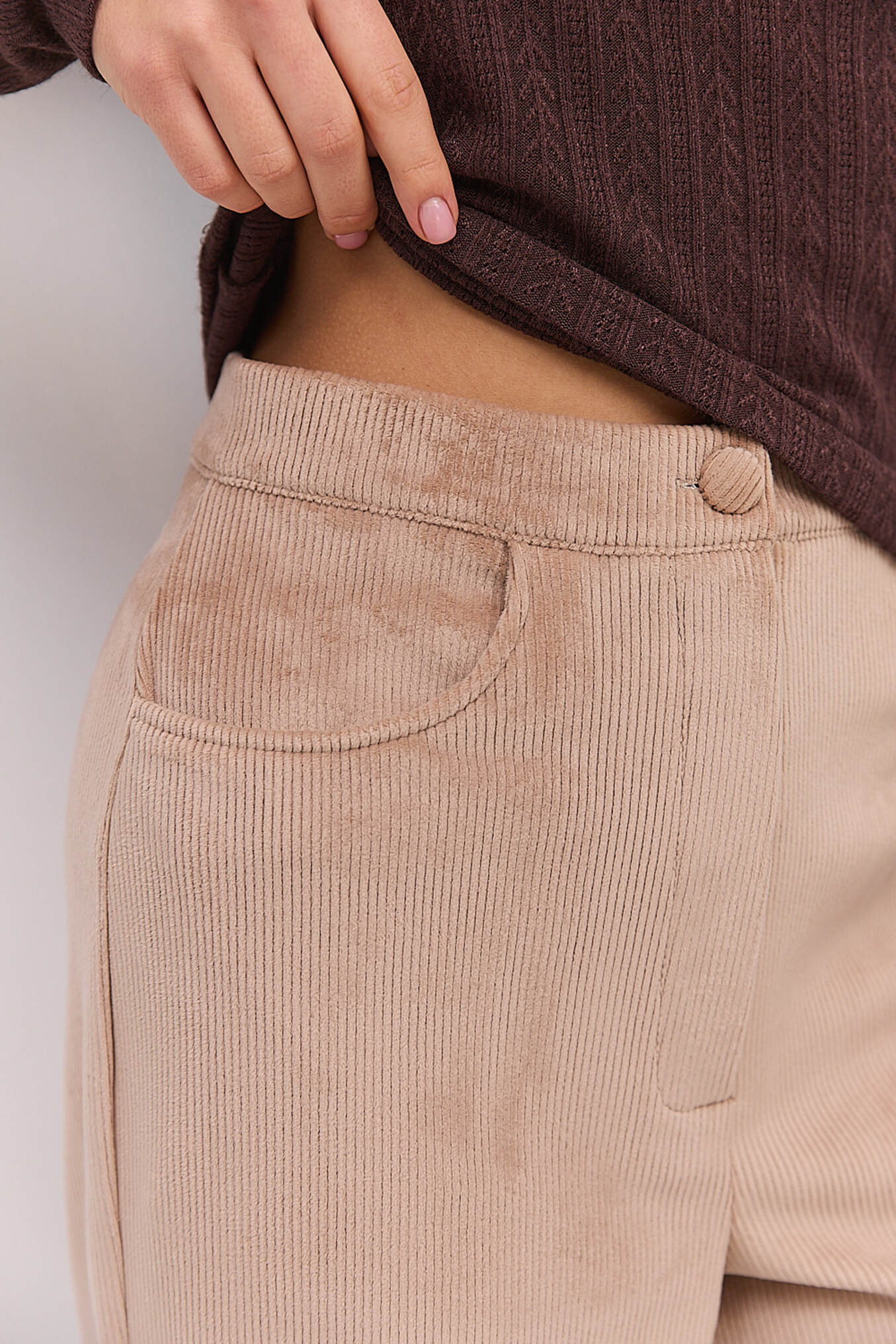 Жіночі класичні штани з утепленого вельвету бежеві