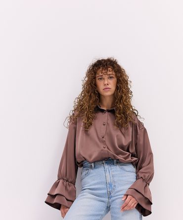 Блуза атласна коричнева з воланами на рукавах