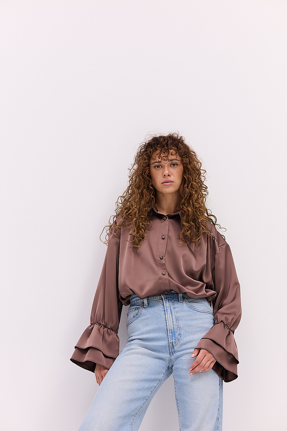 Блуза атласна коричнева з воланами на рукавах