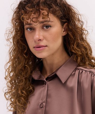 Блуза атласна коричнева з воланами на рукавах