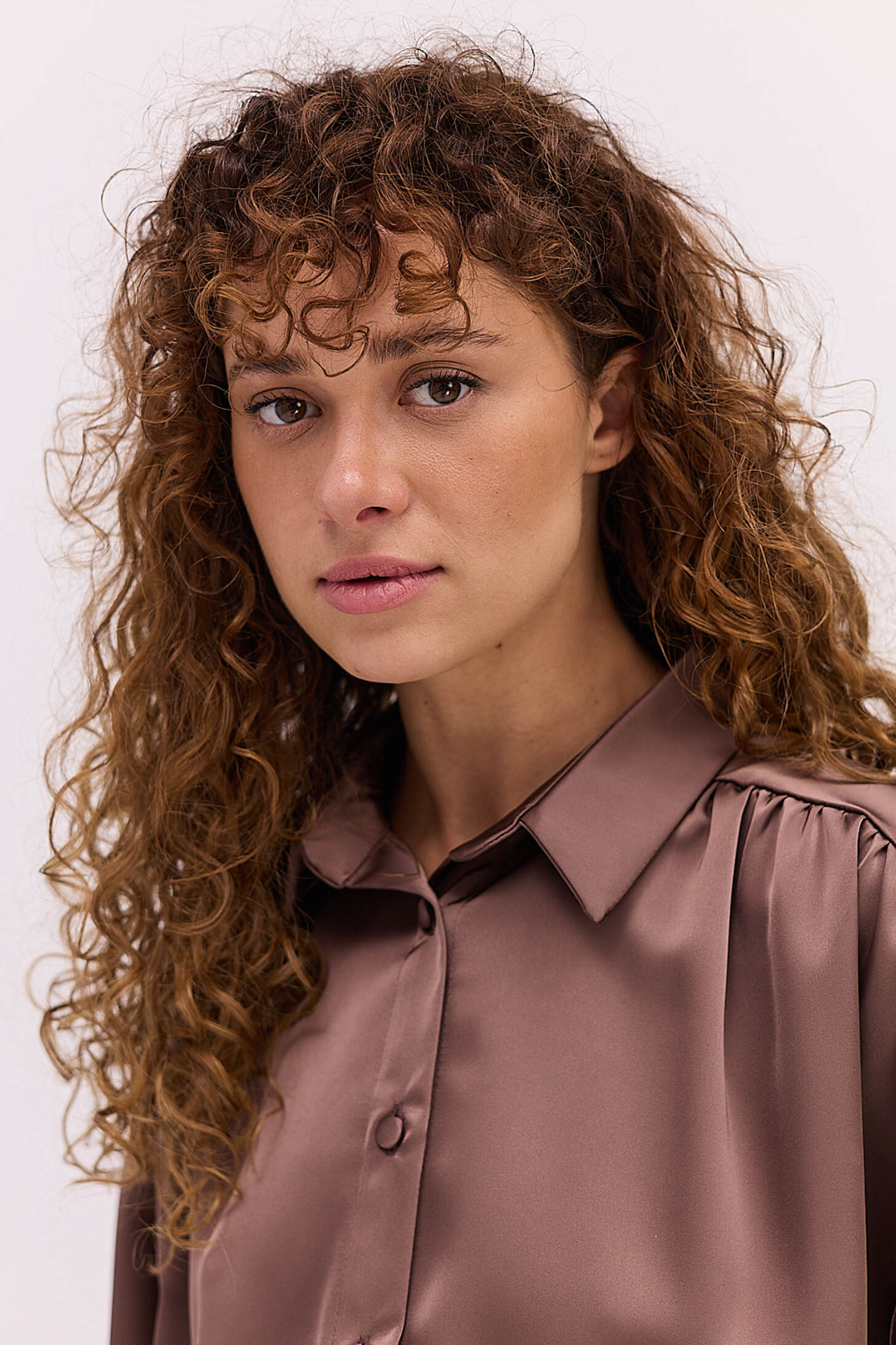 Блуза атласна коричнева з воланами на рукавах