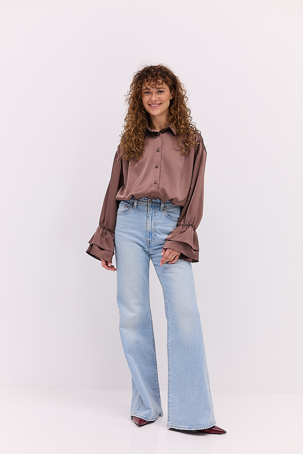 Блуза атласна коричнева з воланами на рукавах