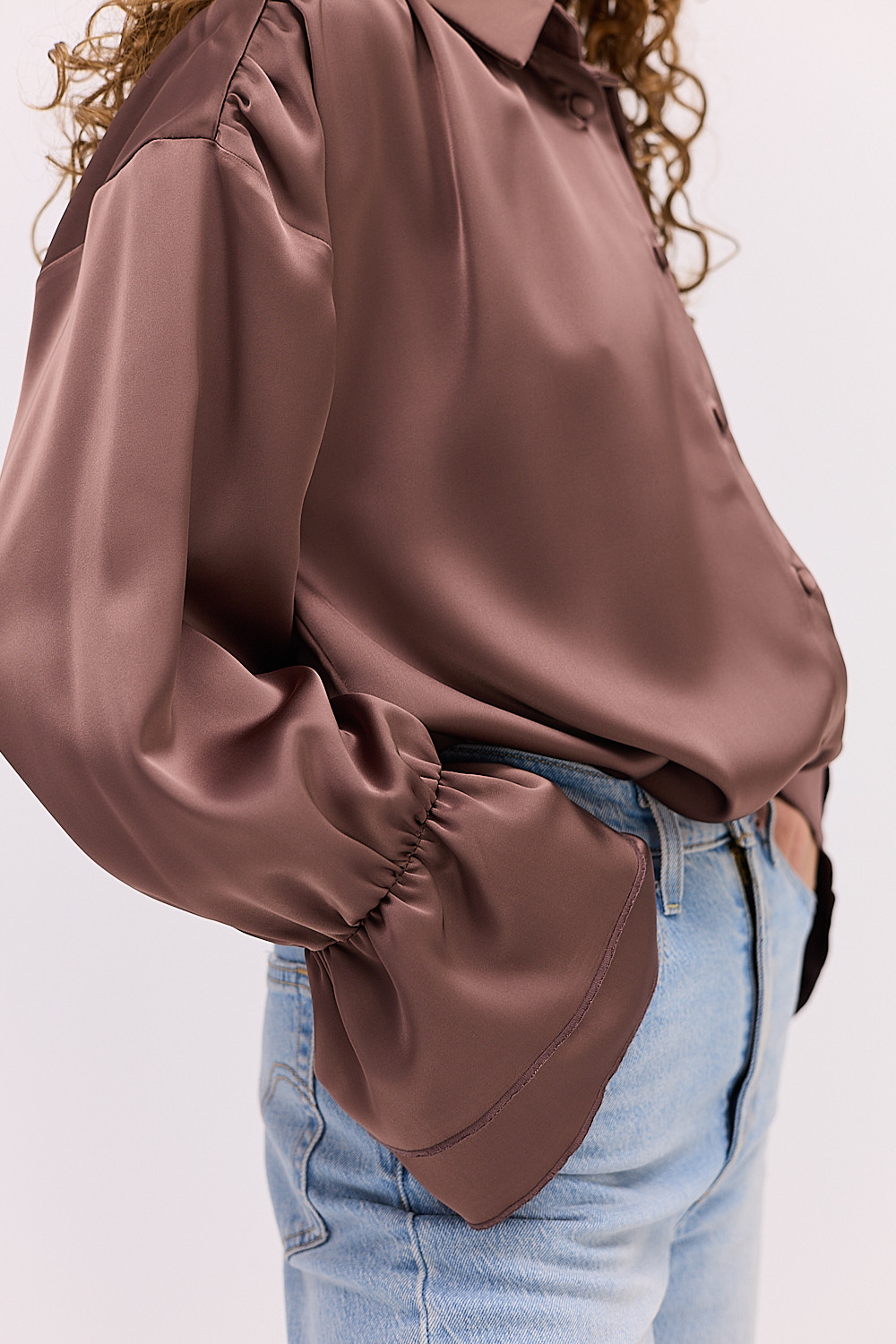 Блуза атласна коричнева з воланами на рукавах