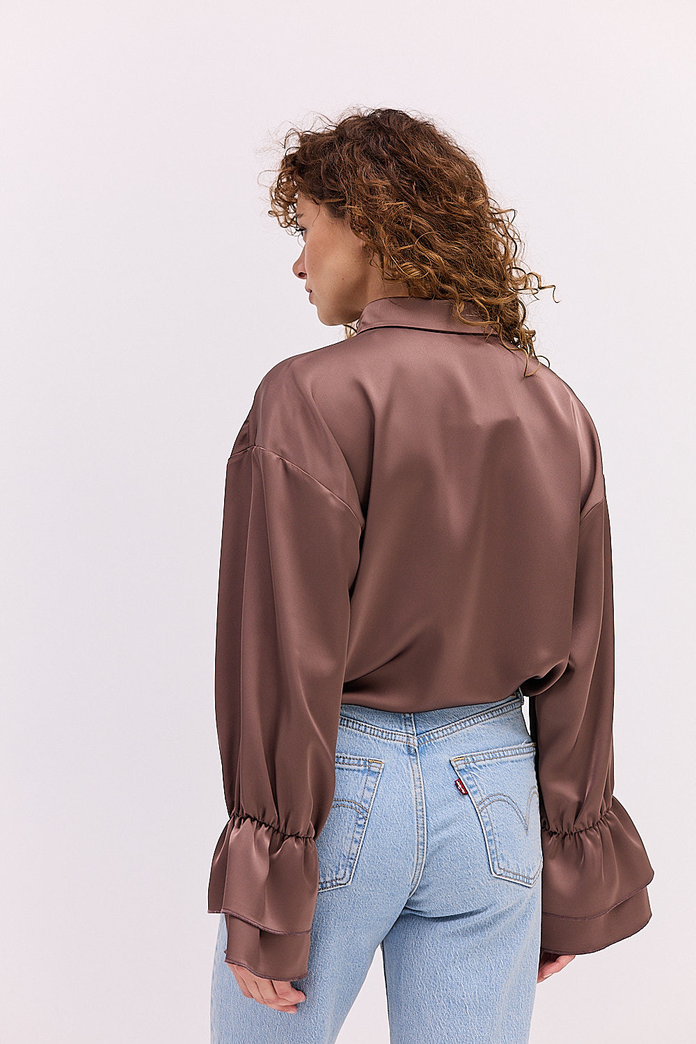 Блуза атласна коричнева з воланами на рукавах