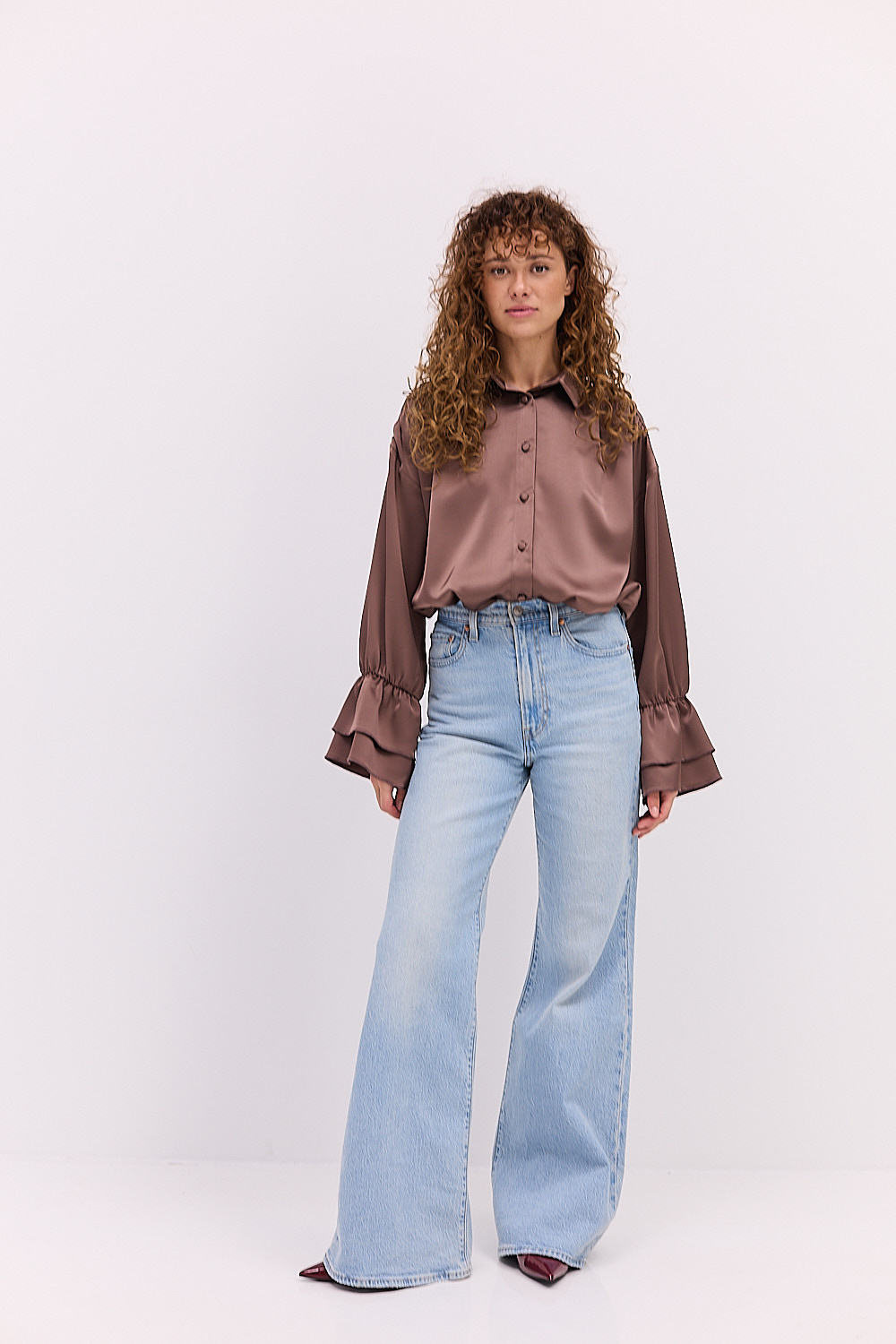 Блуза атласна коричнева з воланами на рукавах