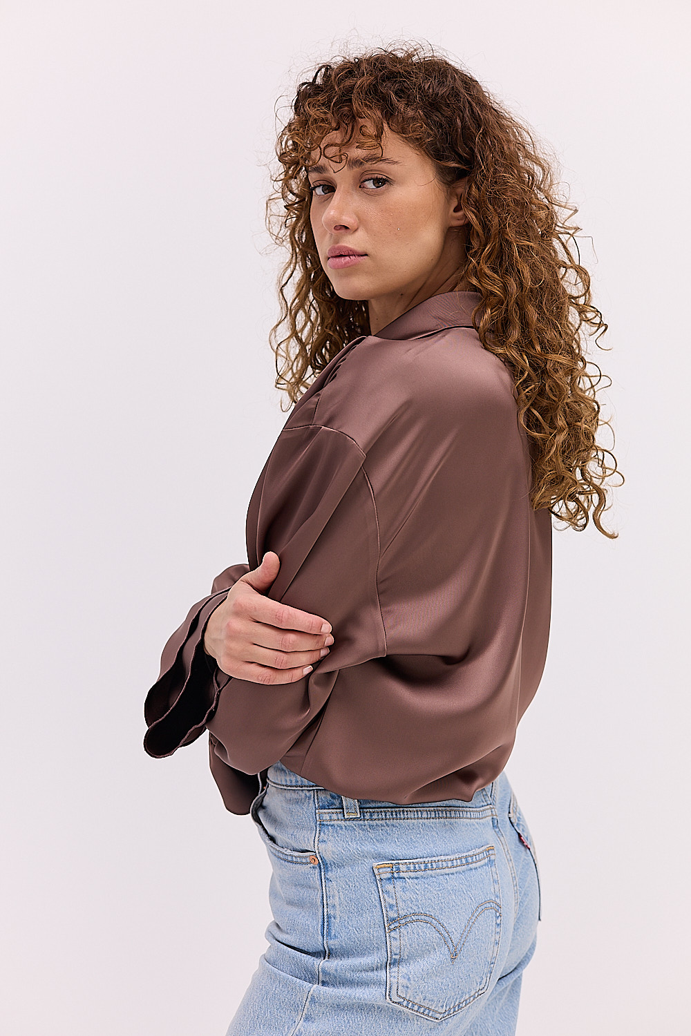 Блуза атласна коричнева з воланами на рукавах