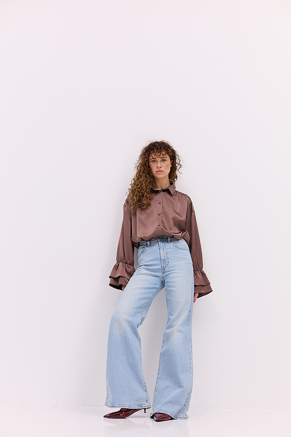 Блуза атласна коричнева з воланами на рукавах