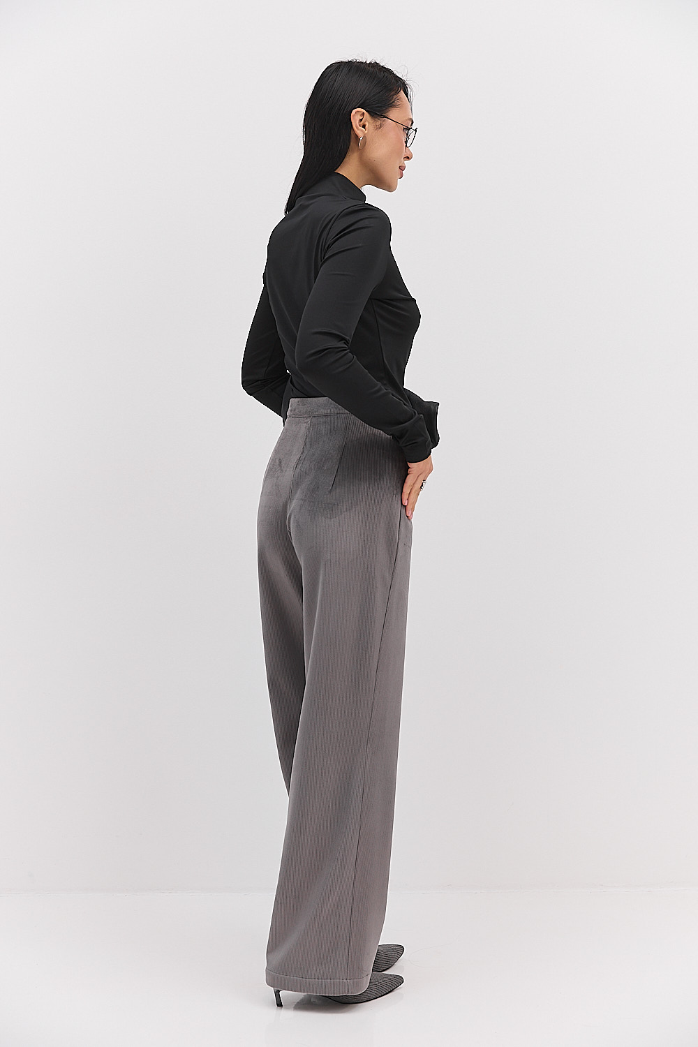 Жіночі класичні штани з утепленого вельвету сірі