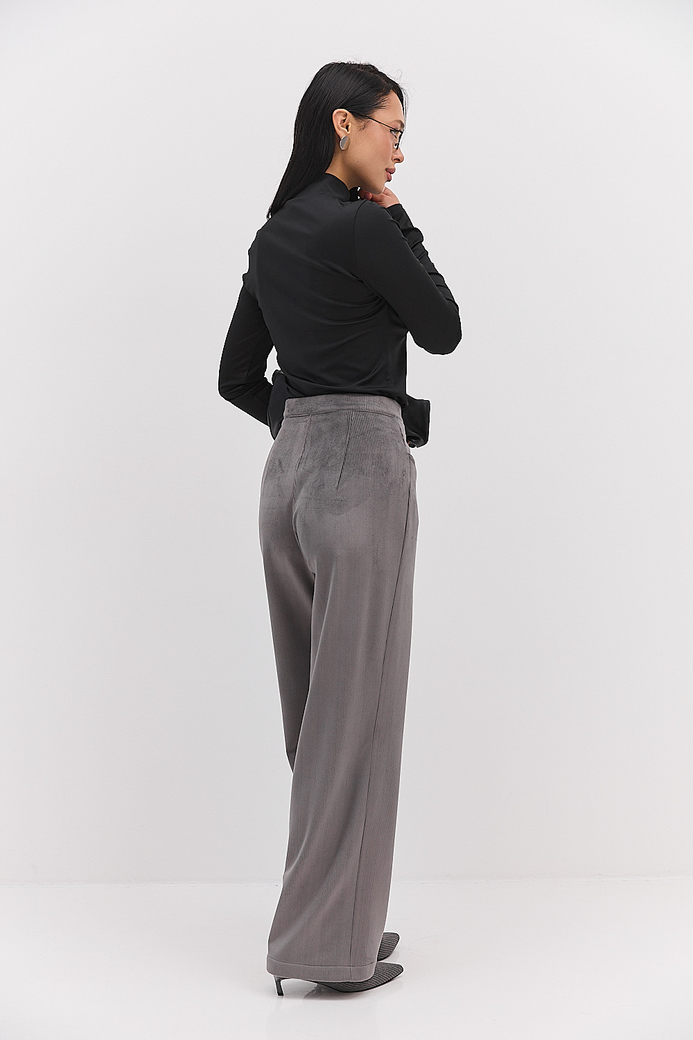 Жіночі класичні штани з утепленого вельвету сірі