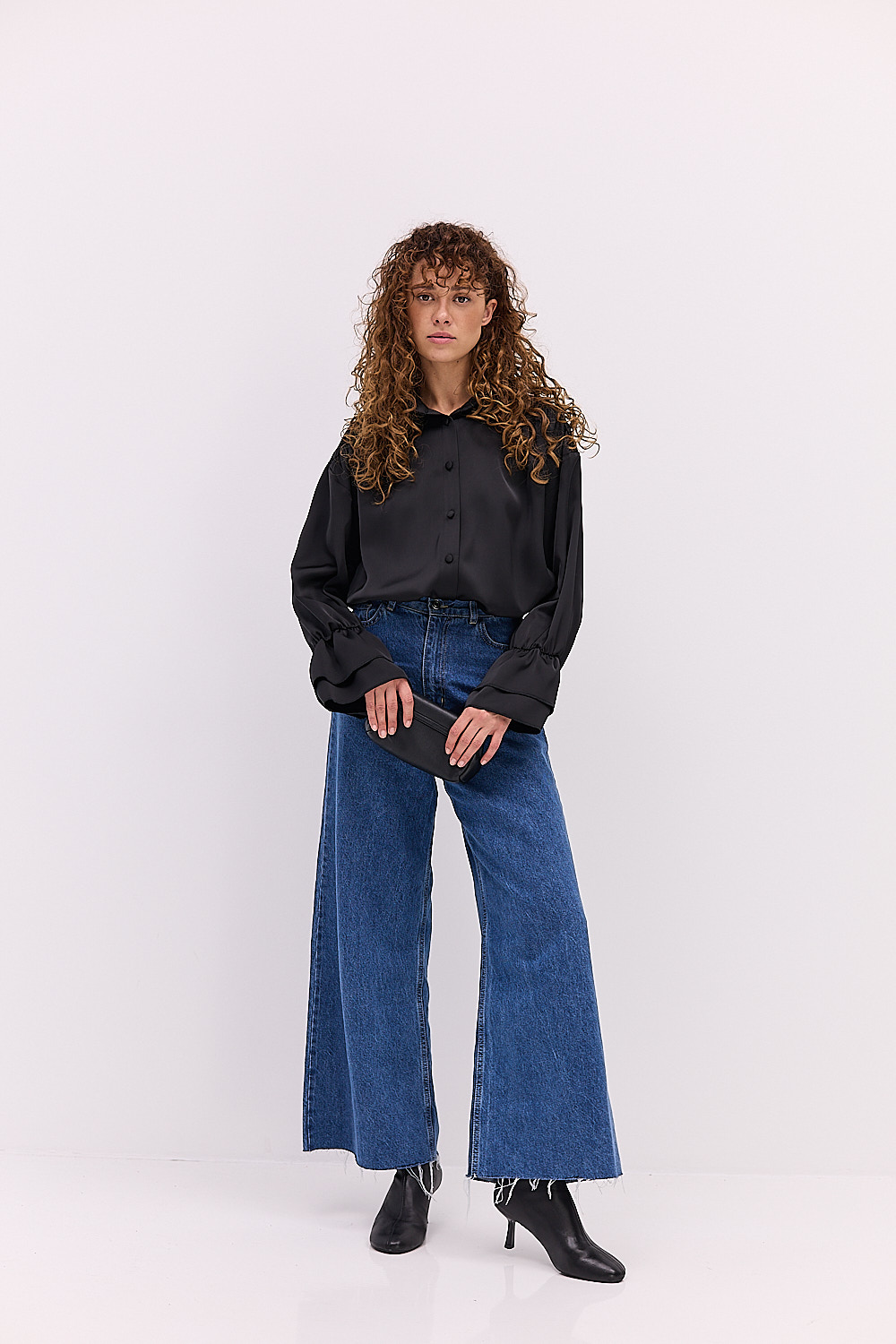 Блуза атласна чорна з воланами на рукавах