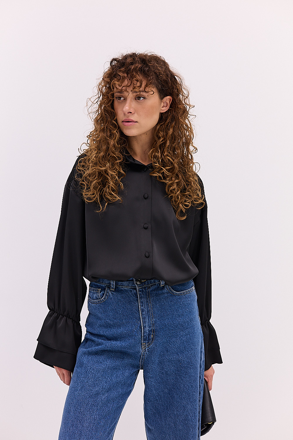 Блуза атласна чорна з воланами на рукавах