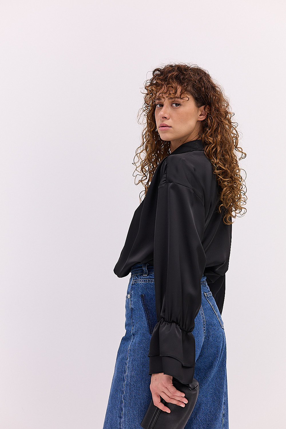 Блуза атласна чорна з воланами на рукавах