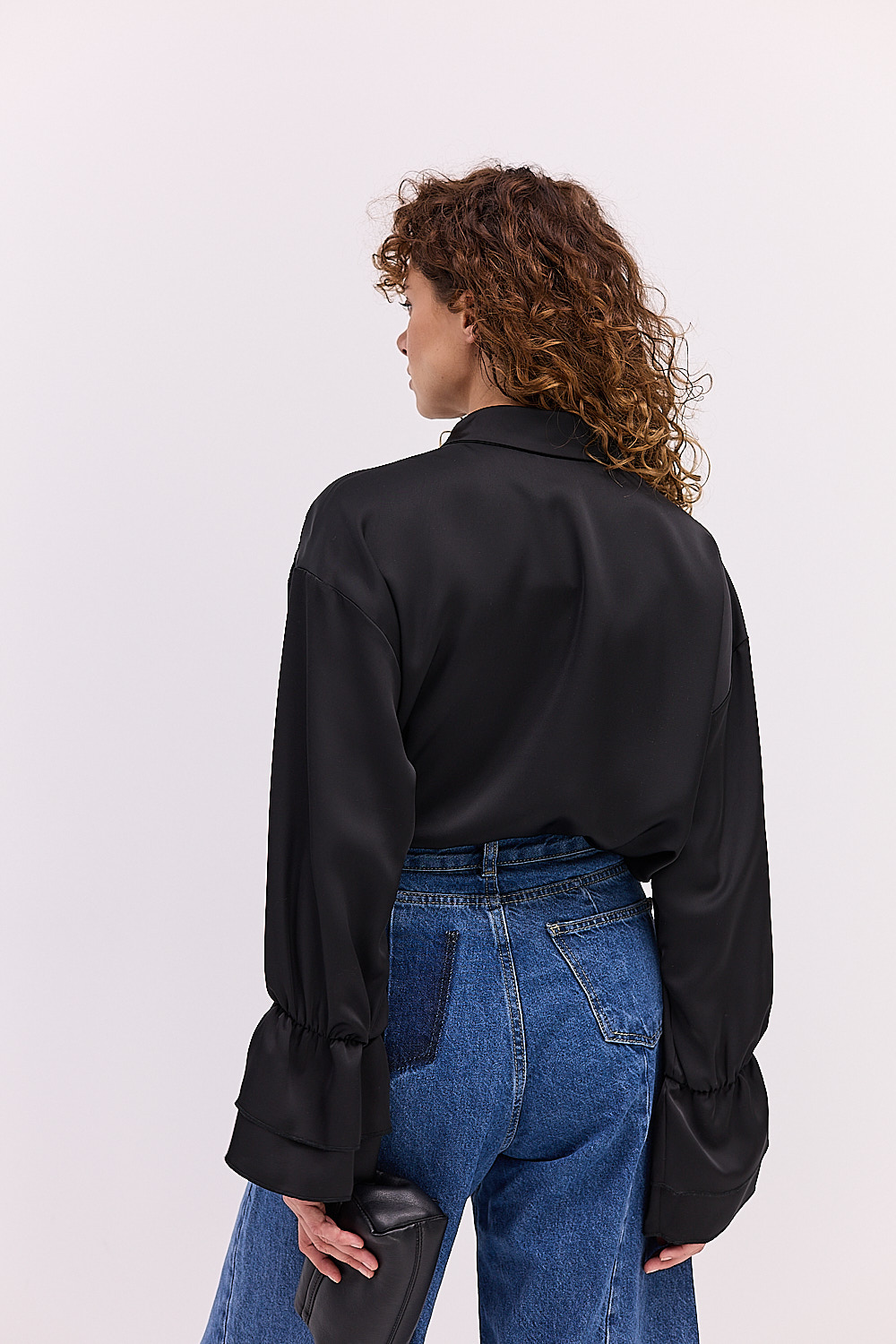 Блуза атласна чорна з воланами на рукавах